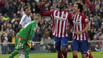 Jackson Mart&iacute;nez (i) celebra uno de los tres goles que lleva esta temporada.