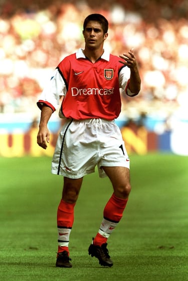 En verano de 1999, el Arsenal fichó a Sylvio Mendes, Sylvinho, procedente del Corinthians, donde había destacado. Estuvo dos temporadas en el club londinense jugando 80 partidos alternando el lateral con el extremo izquierdo. En 2001, el Celta de Vigo pagó 4 millones de euros para hacerse con los servicios del lateral. 