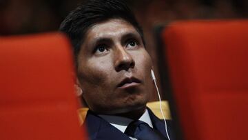 VAC04 PARÍS (FRANCIA) 17/10/2017.- El ciclista colombiano Nairo Quintana asiste a la presentación del Tour de Francia 2018 en París (Francia), hoy, 17 de octubre de 2017. La edición de 2018 del Tour de Francia, cuyo recorrido fue presentado hoy en París, apuesta por los adoquines, con el mayor kilometraje en esa superficie desde 1980, y por explorar nuevos puertos, como el Portet, en Pirineos, y La Rosier en los Alpes. EFE/YOAN VALAT