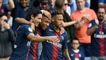 Paris Saint-Germain&#039;s French forward Kylian Mbappe (C) is congratulated by Paris Saint-Germain&#039;s Brazilian forward Neymar (R) and Paris Saint-Germain&#039;s Uruguayan forward Edinson Cavani (L) after scoring a goal during the French L1 football 