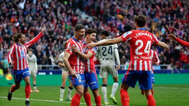 Los jugadores del Atlético celebran el gol ante Osasuna.