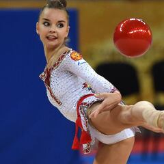 Dina Averina se cuelga los dos primeros oros en los Mundiales