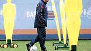 MUÑECOS Y POCO MÁS. Carles Rexach tendrá que imaginarse cómo ganar al Deportivo. El técnico apenas verá a sus jugadores en la semana entrante.