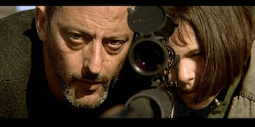 León (Jean Reno) es un asesino a sueldo solitario que encuentra en Mathilda (Natalie Portman), una niña huérfana, una razón para abrir su corazón. Cuando su enemigo, un corrupto agente de la DEA, los acorrala, León da su vida para asegurar que Mathilda escape. Su muerte, entre fuego y explosiones, sella un sacrificio redentor: el amor de un hombre roto convertido en escudo. 
