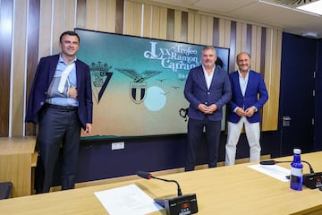 Manuel Vizcaíno, presidente del Cádiz CF, Bruno García, alcalde de la ciudad, y Juan José Ortiz, vicepresidente de la Diputación, presentan el LXX Trofeo Carranza.