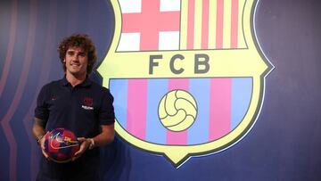 Griezmann ya posa de azulgrana: "El objetivo es ganarlo todo"