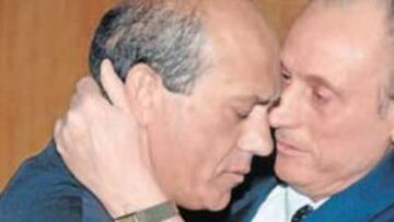 <b>BONITO GESTO. </b>El histórico abrazo entre Del Nido y Lopera.