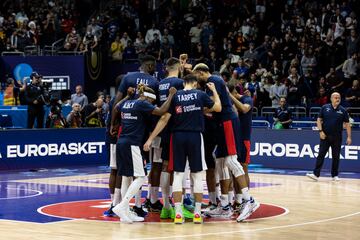 Los jugadores franceses se conjuran antes del inicio de la final. 