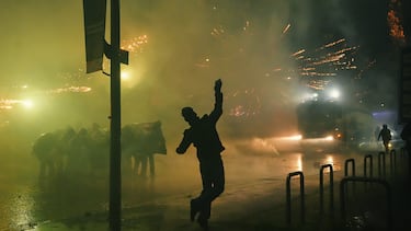 Manifestantes se enfrentan a la policía en la marcha de sindicatos y centros sociales contra los Juegos Olímpicos de Milán-Cortina 2026.