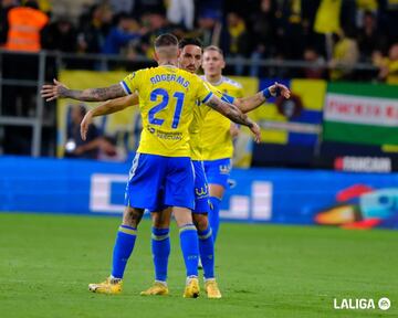 Fue el salvador del Cádiz, después de sacar un remate de Moi Gómez en la línea y recordó al Iza que ha sido clave en salvaciones pasadas. Los de Sergio mantuvieron el tipo y el pulso hasta que Osasuna empató con un penalti bastante discutible. Esa fue la única forma en que los rojillos derribaron el muro amarillo con Iza como piedra angular.