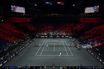 Vista general del partido de dobles entre entre Rafa Nadal y Roger Federer, equipo Europa; y Jack Sock y Frances Tiafoe, equipo Mundial.