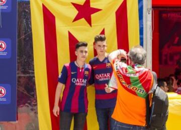 La afición del Barça disfruta de las instalaciones de la fan zone en el antiguo Matadero de Madrid.