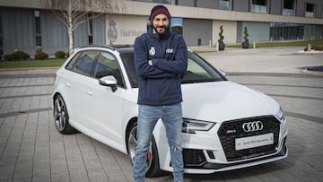 Imagen de Benzema junto a su Audi.