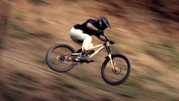 El piloto de MTB Andreu Lacondeguy yendo a toda velocidad por los trails de su casa. 