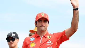 Mogyorod (Hungary), 21/07/2024.- Scuderia Ferrari driver Carlos Sainz Jr. of Spain waves to crowds during the Driver's Parade prior to the Formula One Hungarian Grand Prix at the Hungaroring circuit, in Mogyorod, near Budapest, 21 July 2024. (Fórmula Uno, Hungría, España) EFE/EPA/Tamas Kovacs HUNGARY OUT