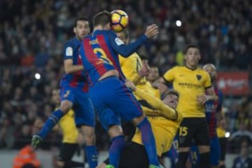 Piqué cabecea a puerta.