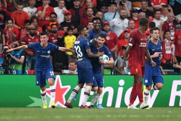 2-2. Jorginho celebró el segundo gol que anotó de penalti.