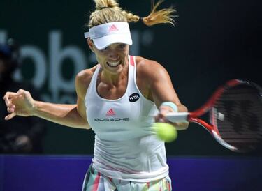 Kerber has one foot in last four after breezing past Halep