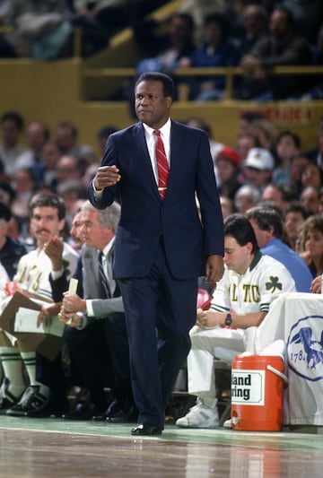 Leyenda de los Celtics donde consigui¨® 8 anillos como jugador, 1 de entrenador asistente y 2 como entrenador principal, adem¨¢s de otro anillo como asistente en Los Angeles Lakers.
Campe¨®n universitario y ol¨ªmpico, de los 7 que lo han conseguido.
Jones falleci¨® el 25 de diciembre a los 88 a?os.