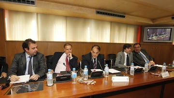 Jos&eacute; &Aacute;ngel S&aacute;nchez, Javier Farr&eacute; y Javier Tebas, en una reuni&oacute;n de LaLiga en 2012