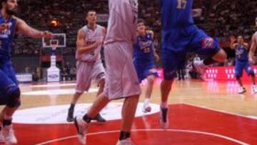 <b>SIN SUERTE. </b>Sergio Sánchez intenta lanzar ante Henk Norel.