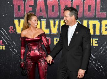 Blake Lively, left, and Ryan Reynolds attend the world El actor Ryan Reynolds posa con su pareja, la también actriz, Blake Lively.