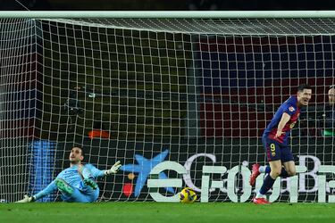 3-0. Contragolpe perfecto. Carrera de Fermín López que saca un centro perfecto, al segundo palo, donde aparece Robert Lewandowski para rematar de cabeza y superar a Sergio Herrera.