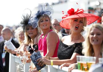 Baile de sombreros en el "Ladies Day" de Epsom