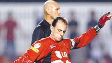 <b>PRECISIÓN. </b>Rogerio Ceni marcó dos golazos de golpe franco directo ante los Tigres. Superó a la barrera y puso el balón en la escuadra.