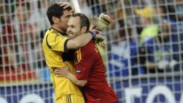 Iker Casillas, Andrés Iniesta y Pirlo se rifan el Balón de Oro