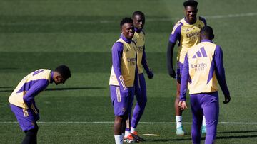 Rodrygo, Vinicius, Mendy, Tchouameni y Rüdiger, durante el último entrenamiento del Madrid.