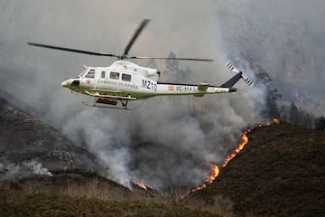 Bomberos de Asturias trabajan para extinguir las llamas en un incendio forestal en Toraño, Asturias (España). El Gobierno regional activó el pasado jueves por la noche  el Plan de Incendios Forestales del Principado de Asturias (INFOPA).