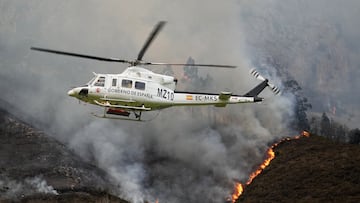 Bomberos de Asturias trabajan para extinguir las llamas en un incendio forestal en Toraño, Asturias (España). El Gobierno regional activó el pasado jueves por la noche el Plan de Incendios Forestales del Principado de Asturias (INFOPA).