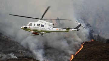 Bomberos de Asturias trabajan para extinguir las llamas en un incendio forestal en Toraño, Asturias (España). El Gobierno regional activó el pasado jueves por la noche  el Plan de Incendios Forestales del Principado de Asturias (INFOPA).