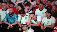 Aficionados ingleses lamentan la derrota en la final de la Eurocopa.