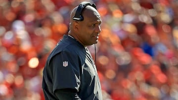 Despu&eacute;s de una brev&iacute;sima etapa desempleado, el ex head coach de los Browns, Hue Jackson, ser&aacute; el nuevo asistente de Marvin Lewis en Cincinnati.