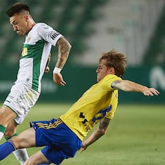 Elche y Cádiz elevan un punto la barrera del playoff y del liderato