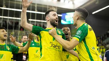 Jugadores del Jaén celebran su pase a la final de Copa de España.