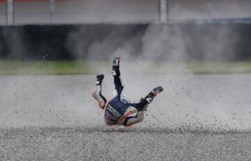 Caída del piloto español Dani Pedrosa de Honda, durante la carrera del Gran Premio de Argentina de MotoGP