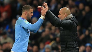 Walker y Guardiola, en un partido del Manchester City.