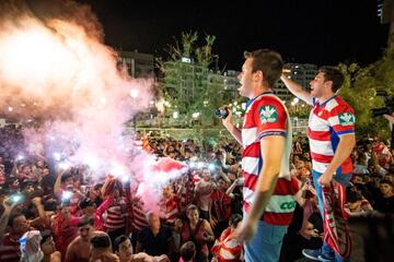 Miles de aficionados del Granada CF celebran en la céntrica Fuente de las Batallas de la capital andaluza el regreso a Primera.