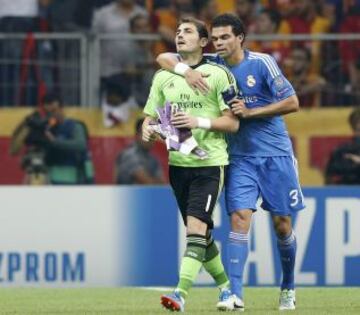 Iker Casillas se retira del partido con tristeza. Recibió un fuerte golpe en las costillas.