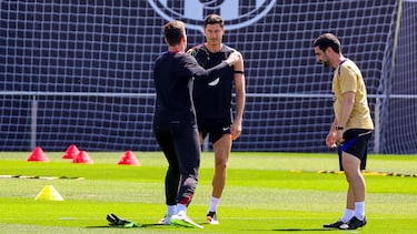Wojciech Szczesny y Roberto Lewandowski se han tomado uno de los últimos entrenamientos de la temporada con mucho humor. Los jugadores polacos protagonizaron una cómica acción durante el entreno, Szczęsny propinó un 'puñetazo' a su compatriota, que cayó derribado y el delantero se la 'devolvió' al instante. Todo en tono de buen ambiente entre ambos compañeros.