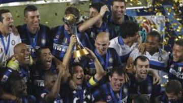 <b>CAMPEONES. </b>Zanetti, capitán del Inter, levanta el quinto trofeo de 2010 junto a sus compañeros.