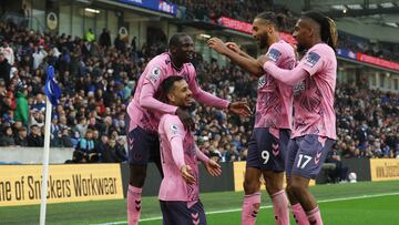 Soccer Football - Premier League - Brighton & Hove Albion v Everton - The American Express Community Stadium, Brighton, Britain - May 8, 2023 Everton's Dwight McNeil celebrates scoring their fourth goal with Alex Iwobi, Abdoulaye Doucoure and Dominic Calvert-Lewin REUTERS/Ian Walton EDITORIAL USE ONLY. No use with unauthorized audio, video, data, fixture lists, club/league logos or 'live' services. Online in-match use limited to 75 images, no video emulation. No use in betting, games or single club /league/player publications. Please contact your account representative for further details.