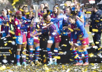 Celebración del FC Barcelona Femenino tras conseguir la Supercopa Femenina. 