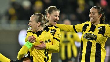 Gothenburg (Sweden), 23/11/2023.- Hacken's Katariina Kosola (C) celebrates with team-mates Filippa Curmark (L) and Rosa Kafaji (R) after scoring the 2-1 goal in the UEFA Women's Champions League group D match between Hacken and Real Madrid at Hisingen Arena in Gothenburg, Sweden, 23 November 2023. (Liga de Campeones, Suecia, Gotemburgo) EFE/EPA/Bjorn Larsson Rosvall SWEDEN OUT
