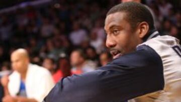 Amare Stoudemire, quien se quedó sin jugar por descanso, vio el aprtido con las míticas Converse All Star.