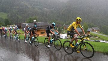 Chris Froome resiste bajo la lluvia en última etapa de los Alpes.