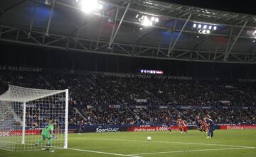 Bardhi marcó el definitivo 2-2 de penalti.